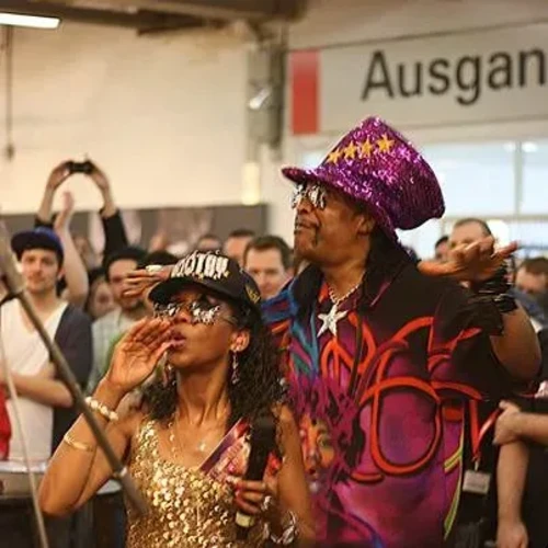 Bandshop GmbH auf der Musikmesse Frankfurt – Sängerin und Musiker mit Glitzerhut beim Auftritt