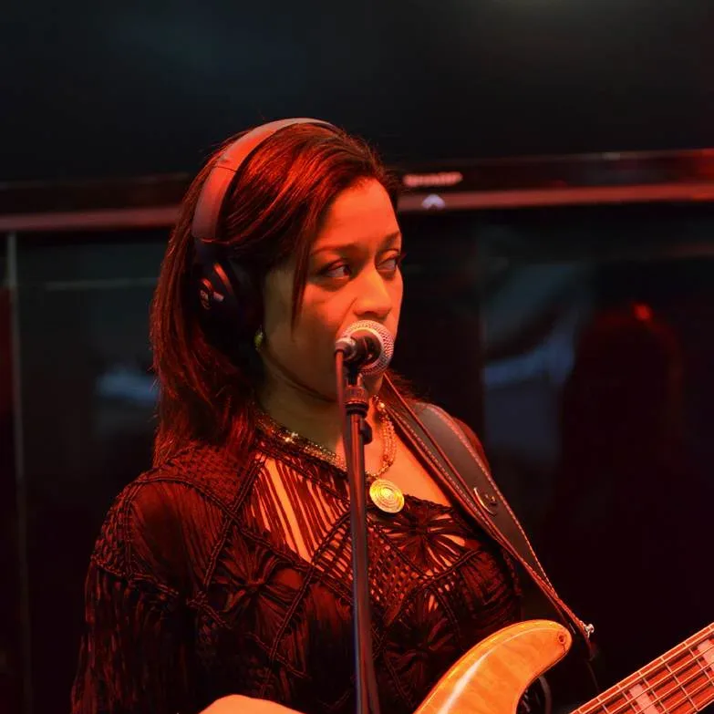 Bandshop GmbH auf der Musikmesse Frankfurt – Bassistin singt am Mikrofon
