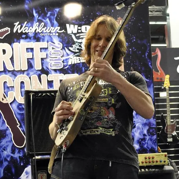 Bandshop GmbH auf der Musikmesse Frankfurt – Gitarrist auf der Bühne