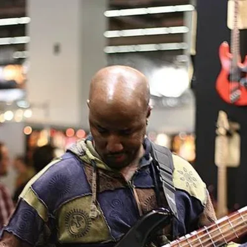 Bandshop GmbH auf der Musikmesse Frankfurt – Bassist mit rotem Bass