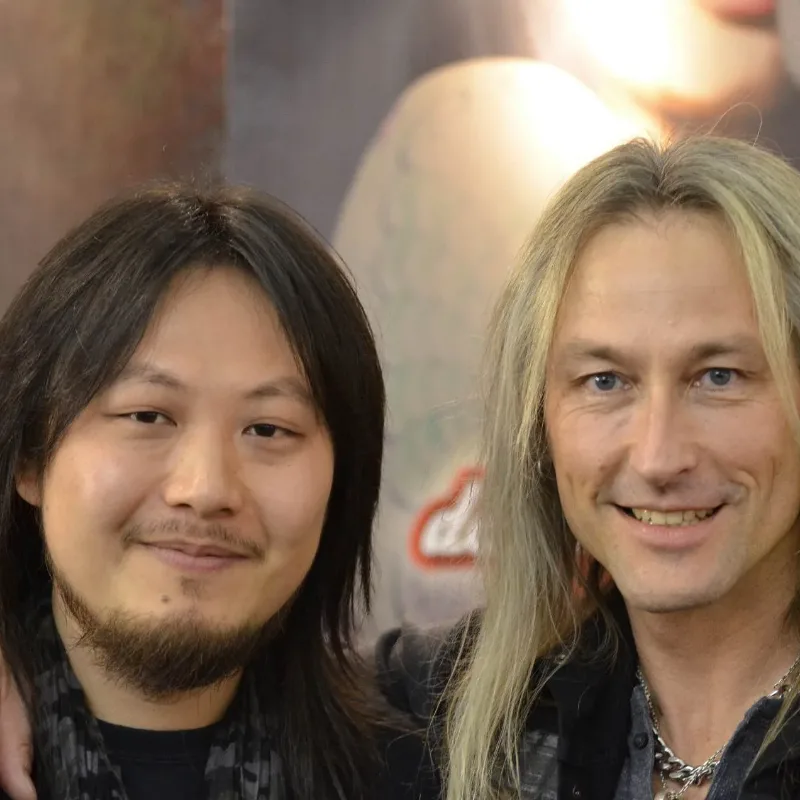 Bandshop GmbH auf der Musikmesse Frankfurt – Zwei Musiker posieren für ein Foto