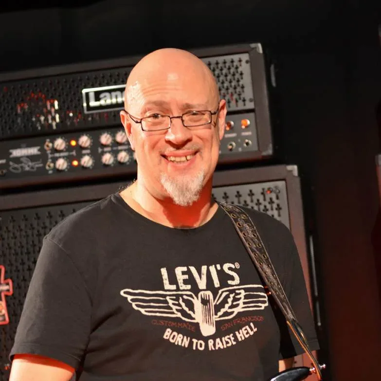 Bandshop GmbH auf der Musikmesse Frankfurt – Gitarrist mit Brille vor Verstärkern