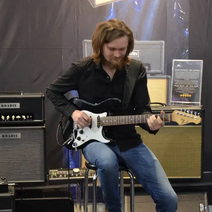 Bandshop GmbH auf der Musikmesse Frankfurt – Gitarrist spielt im Sitzen am Verstärker