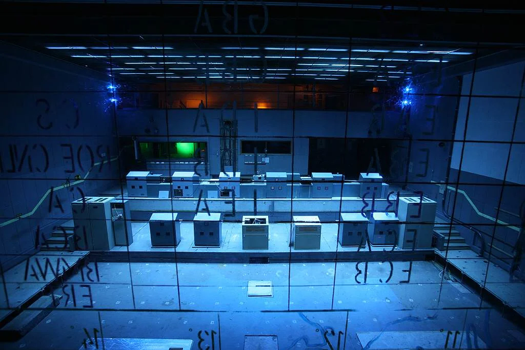 Bunker Erich – Kommandoraum mit Pulten im blauen Licht