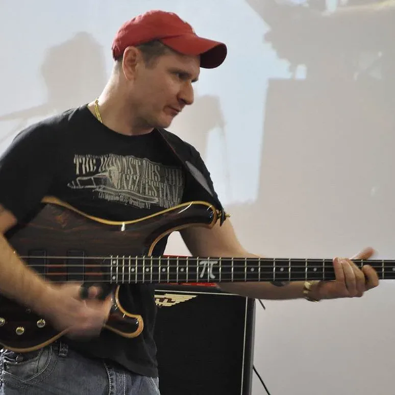 Bandshop GmbH auf der Musikmesse Frankfurt – Bassist mit roter Kappe