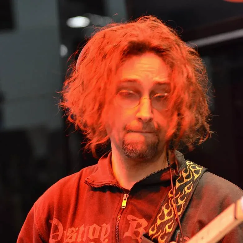 Bandshop GmbH auf der Musikmesse Frankfurt – Gitarrist mit roten Haaren