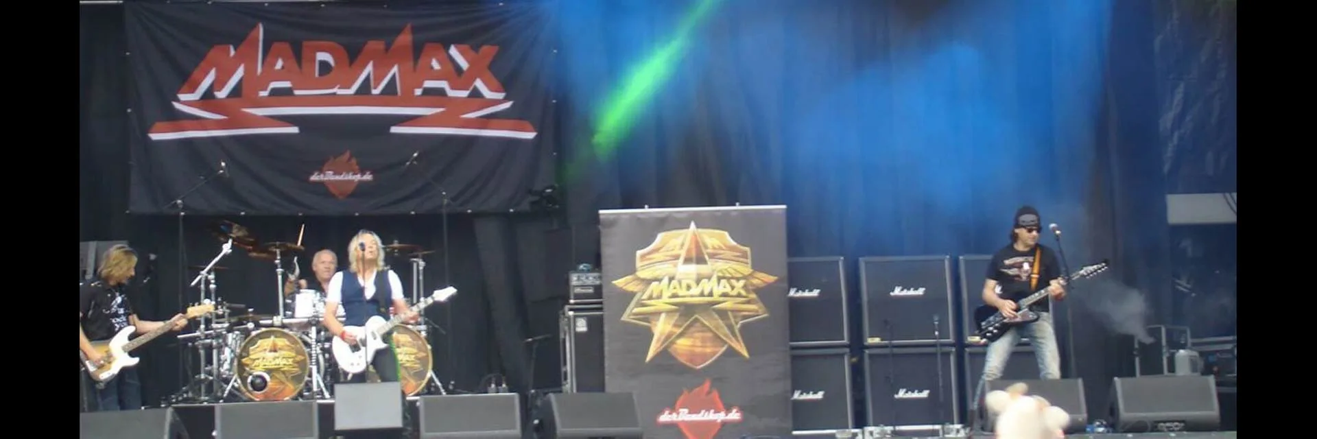 Stoffbanner-Backdrop und Roll-up der Band Mad Max bei einem Open-Air-Konzert