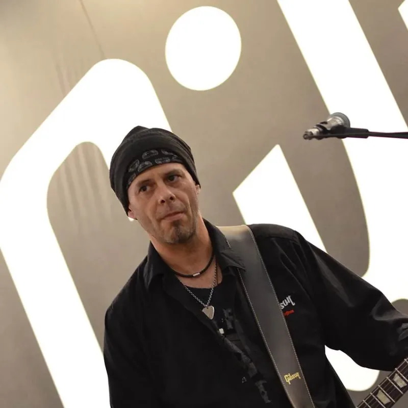 Bandshop GmbH auf der Musikmesse Frankfurt – Gitarrist mit blauer Gitarre