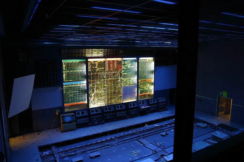 Bunker Erich – Leitstand mit Monitoren im blauen Licht