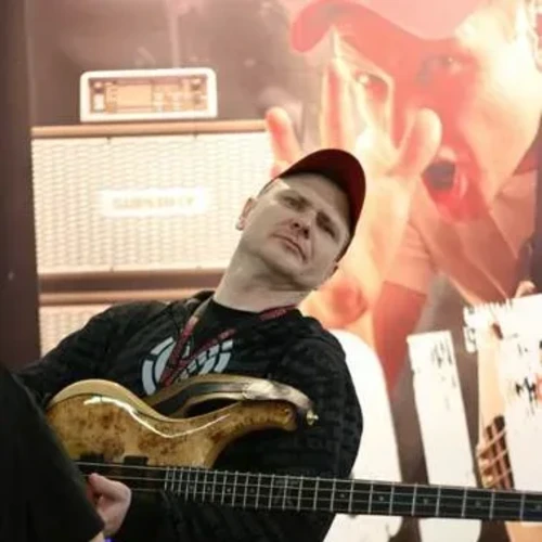 Bandshop GmbH auf der Musikmesse Frankfurt – Bassist mit Kappe beim Spielen