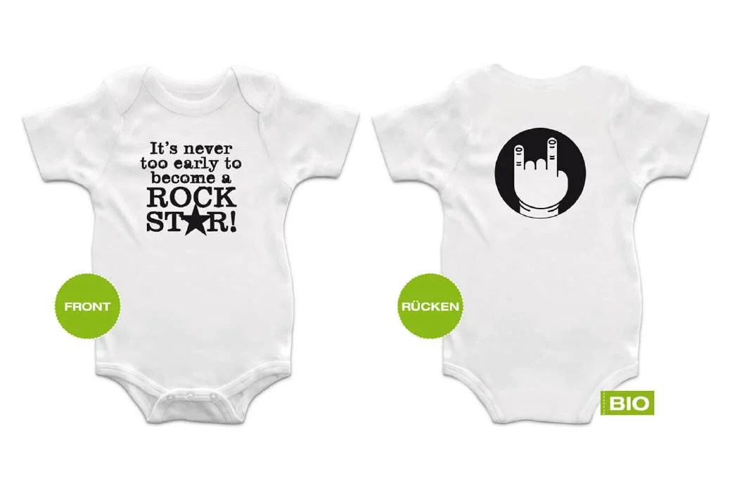Baby-Strampler „It’s never too early to become a Rockstar“ – Druck schwarz, weißer Bio-Body, Vorder- und Rückseite – Bandshop