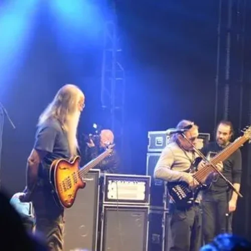 Bandshop GmbH auf der Musikmesse Frankfurt – Band auf der Bühne im blauen Licht