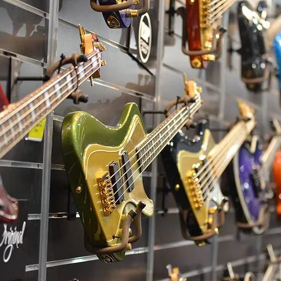 Bandshop GmbH auf der Musikmesse Frankfurt – Bunte Bässe an der Ausstellungswand