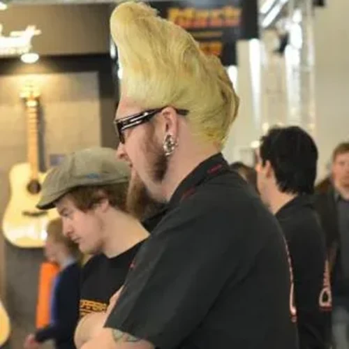 Bandshop GmbH auf der Musikmesse Frankfurt – Besucher mit auffälliger Frisur in der Messehalle
