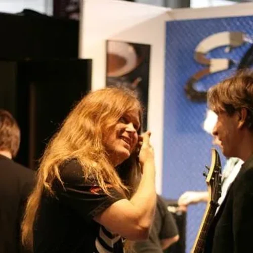 Bandshop GmbH auf der Musikmesse Frankfurt – Gitarristin im Gespräch am Stand