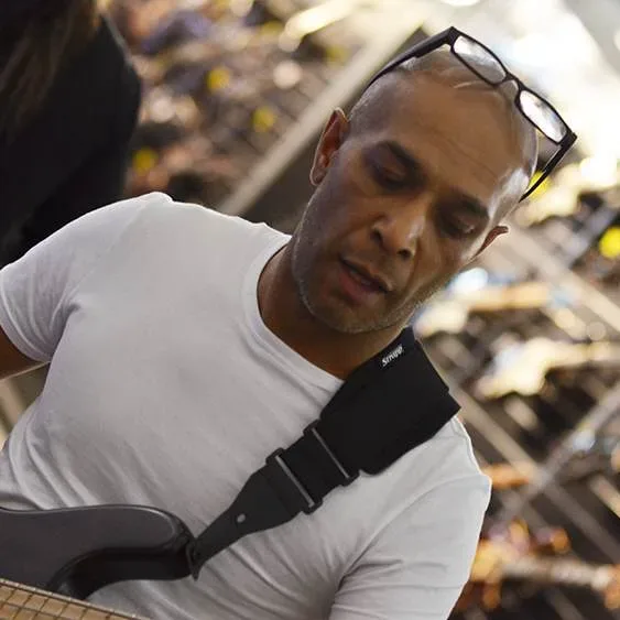 Bandshop GmbH auf der Musikmesse Frankfurt – Bassist beim Anspielen