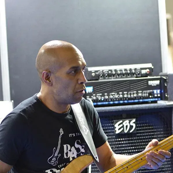 Bandshop GmbH auf der Musikmesse Frankfurt – Bassist am Verstärker