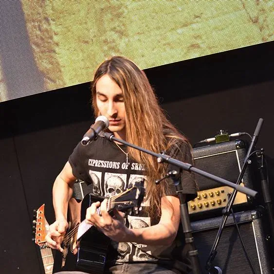 Bandshop GmbH auf der Musikmesse Frankfurt – Gitarrist spielt im Sitzen