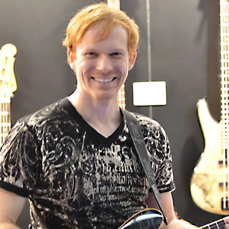 Bandshop GmbH auf der Musikmesse Frankfurt – Gitarrist mit schwarzer Gitarre