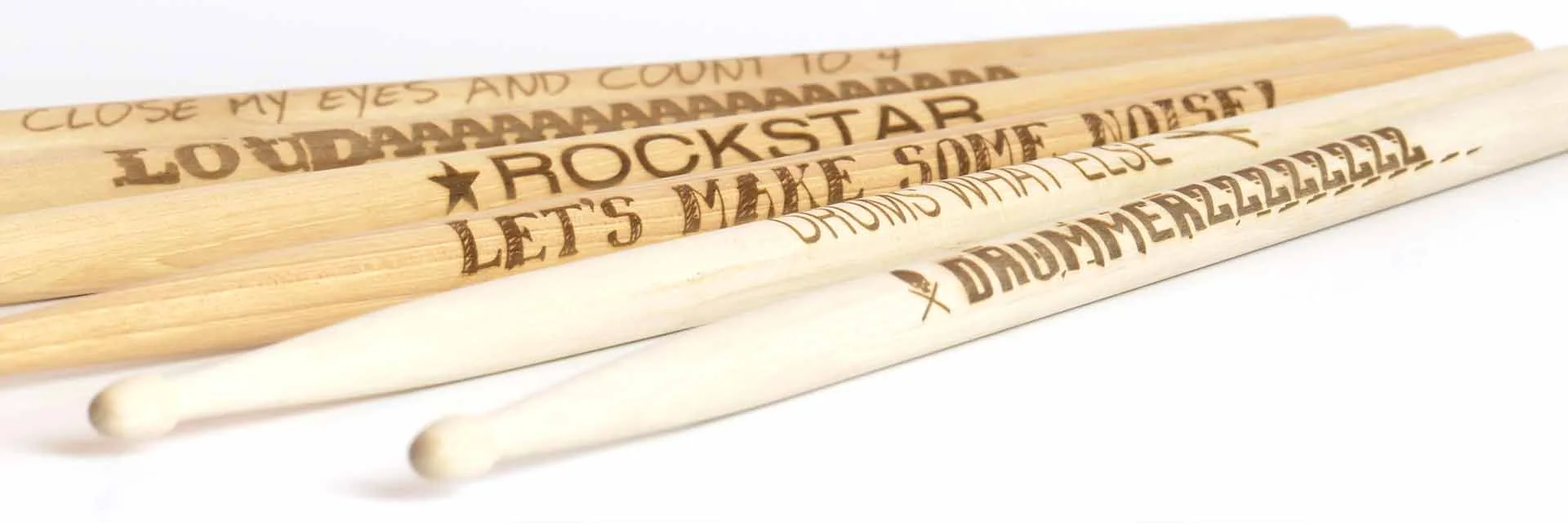 Gravierte Drumsticks aus Hickory und Weißbuche mit verschiedenen Sprüchen