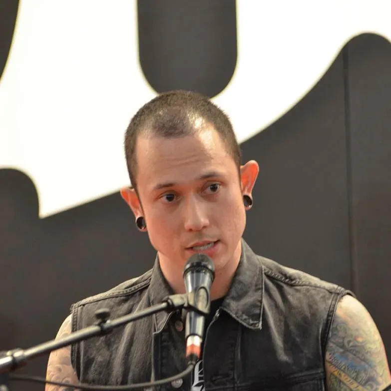 Bandshop GmbH auf der Musikmesse Frankfurt – Sänger mit Gitarre am Mikrofon
