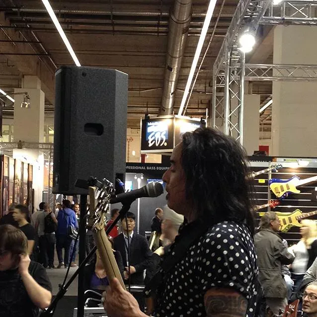 Bandshop GmbH auf der Musikmesse Frankfurt – Sängerin auf der Messebühne