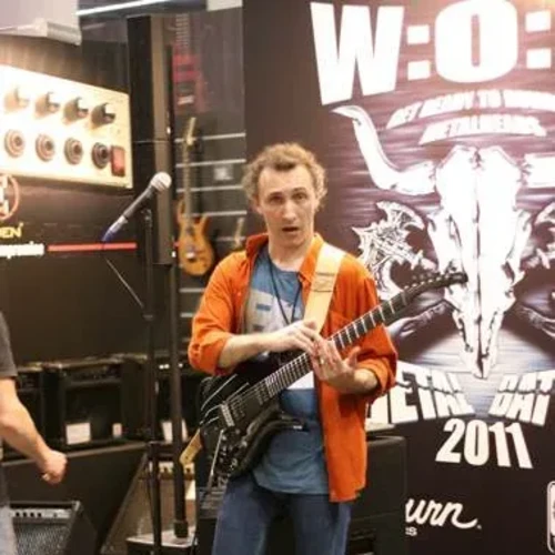 Bandshop GmbH auf der Musikmesse Frankfurt – Gitarrist mit orangefarbener Jacke auf der Bühne