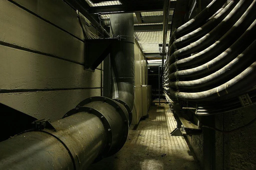 Bunker Erich – Tunnel mit dicken Rohrleitungen
