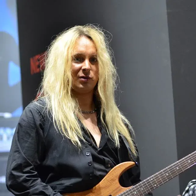 Bandshop GmbH auf der Musikmesse Frankfurt – Gitarristin mit langen blonden Haaren