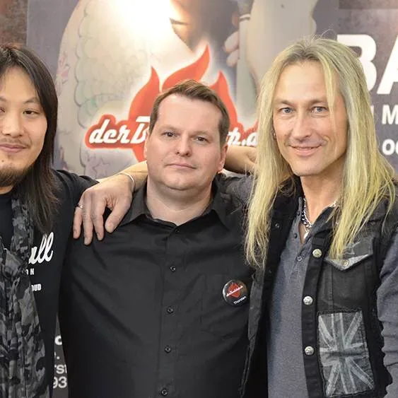 Bandshop GmbH auf der Musikmesse Frankfurt – Drei Besucher am Bandshop-Stand