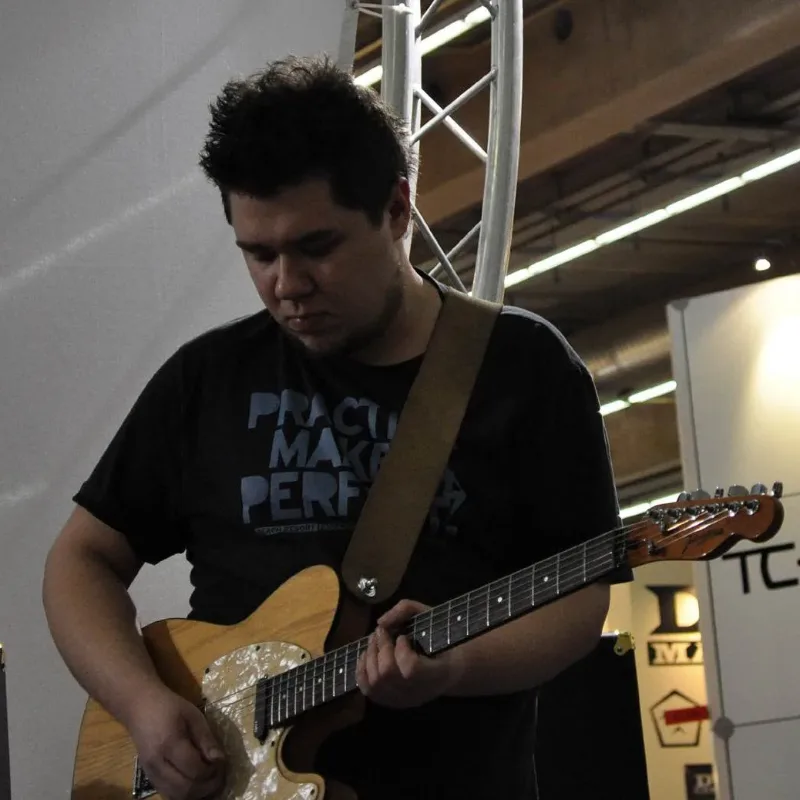Bandshop GmbH auf der Musikmesse Frankfurt – Gitarrist beim Anspielen