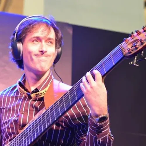 Bandshop GmbH auf der Musikmesse Frankfurt – Bassist mit Kopfhörern auf der Bühne