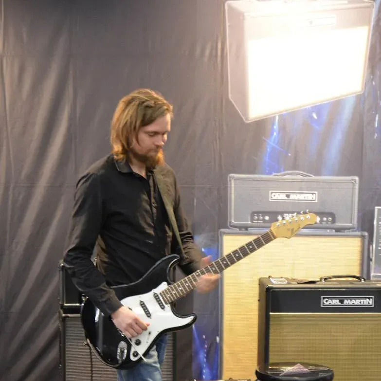 Bandshop GmbH auf der Musikmesse Frankfurt – Gitarrist spielt am Verstärker
