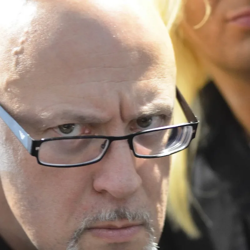 Bandshop GmbH auf der Musikmesse Frankfurt – Besucher mit Brille und Bart