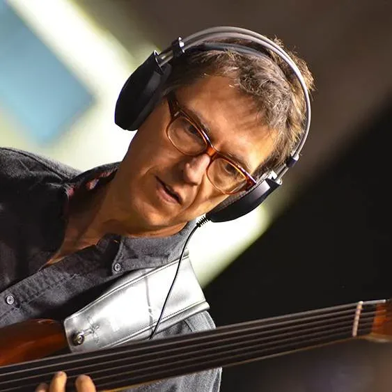 Bandshop GmbH auf der Musikmesse Frankfurt – Musiker mit Kopfhörern beim Spielen