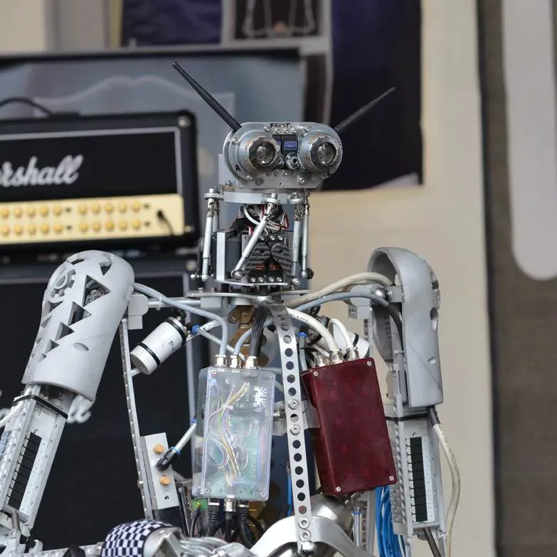 Bandshop GmbH auf der Musikmesse Frankfurt – Roboter-Skulptur aus Musikinstrumenten