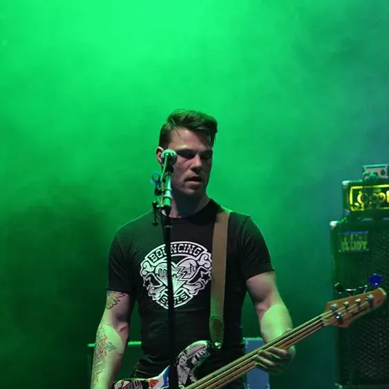 Bandshop GmbH auf der Musikmesse Frankfurt – Gitarrist auf der Bühne im grünen Licht