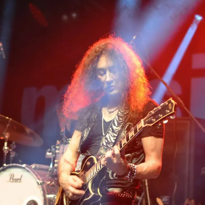Bandshop GmbH auf der Musikmesse Frankfurt – Gitarrist mit Locken im Bühnenlicht