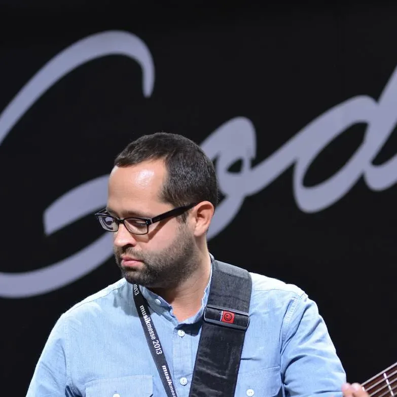 Bandshop GmbH auf der Musikmesse Frankfurt – Bassist mit Brille am Messestand