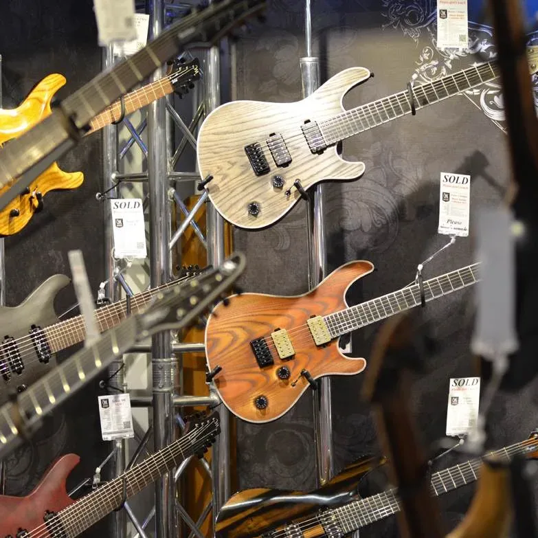 Bandshop GmbH auf der Musikmesse Frankfurt – Gitarren an der Ausstellungswand