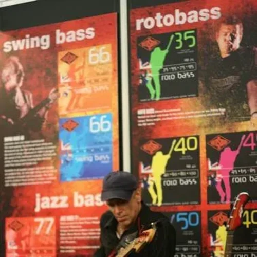 Bandshop GmbH auf der Musikmesse Frankfurt – Bassist vor bunter Bass-Werbewand