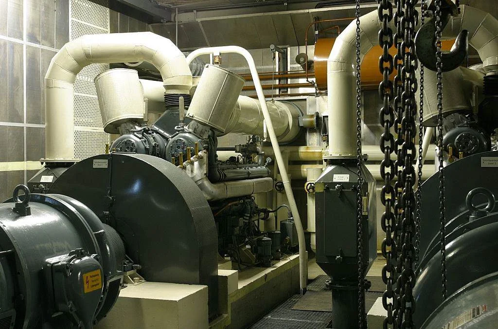 Bunker Erich – Dieselaggregate im Maschinenraum