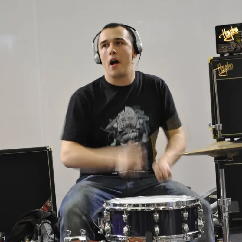 Bandshop GmbH auf der Musikmesse Frankfurt – Schlagzeuger mit Kopfhörern am Drumset