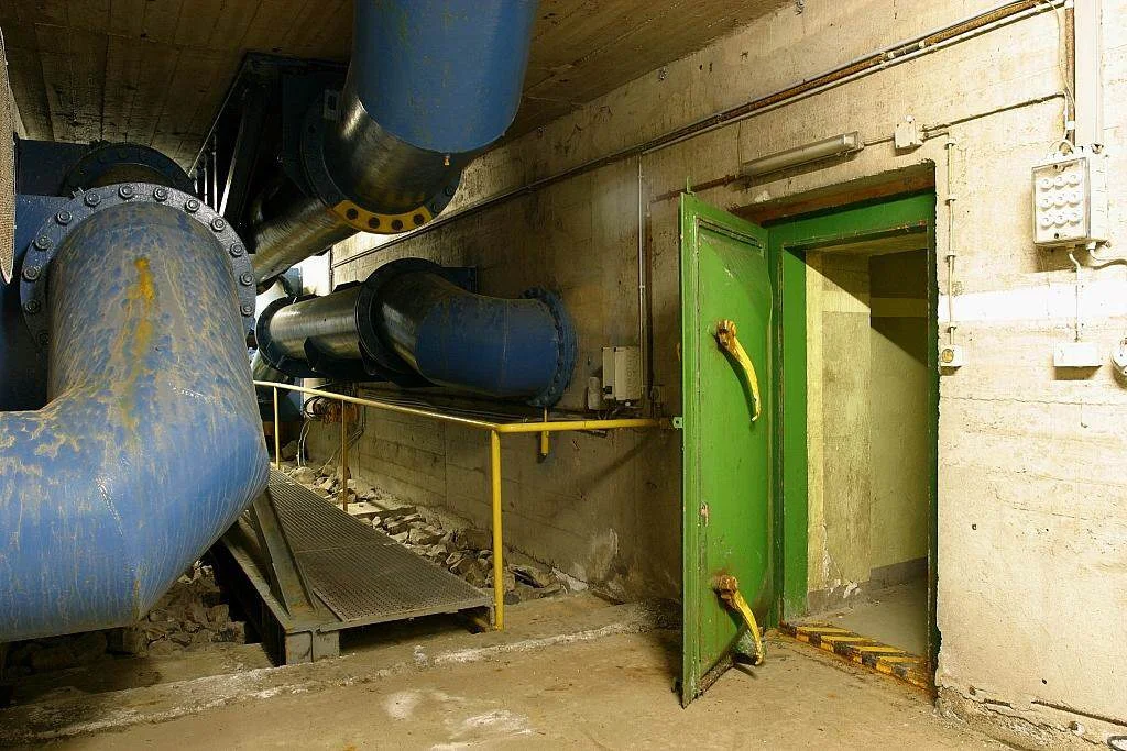 Bunker Erich – Lüftungsanlage mit grüner Stahltür