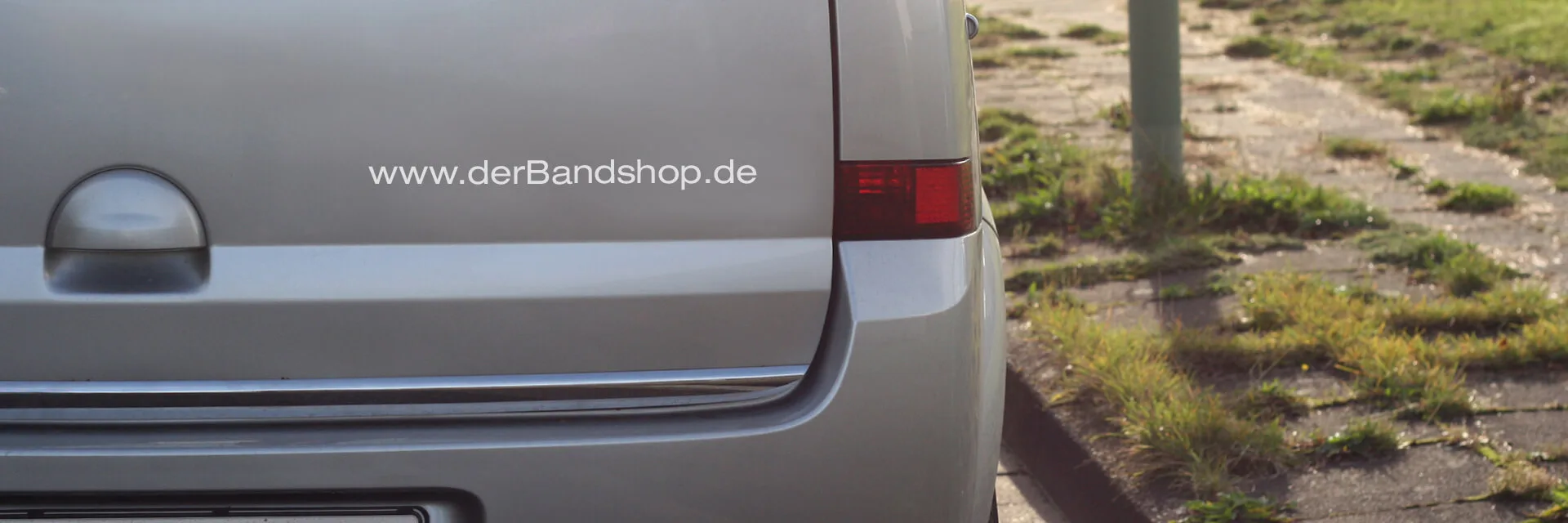 Domainaufkleber aus Folie mit Webadresse auf der Heckklappe eines Autos