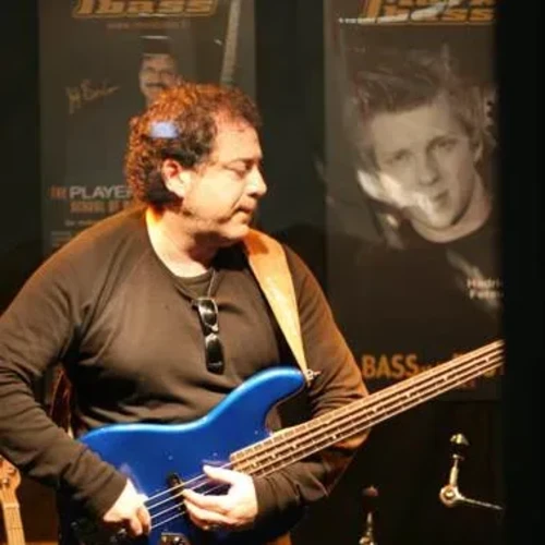 Bandshop GmbH auf der Musikmesse Frankfurt – Bassist mit blauem Bass