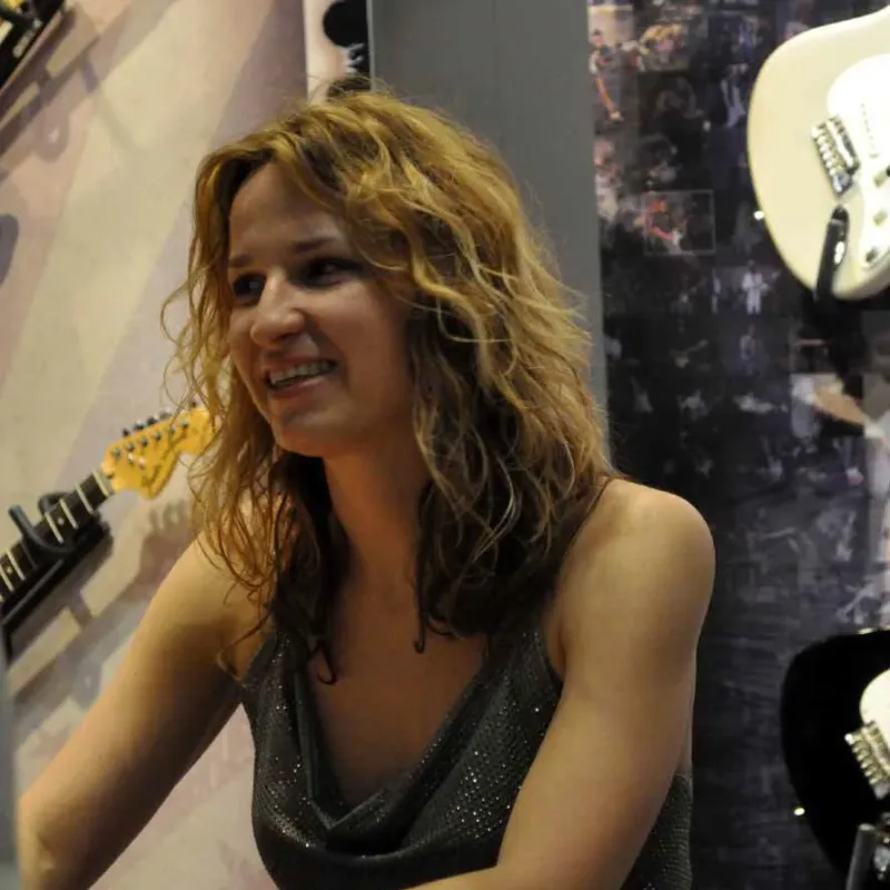 Bandshop GmbH auf der Musikmesse Frankfurt – Musikerin am Messestand