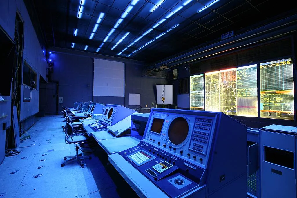 Bunker Erich – Kommandozentrale mit blauer Beleuchtung und Monitorwand