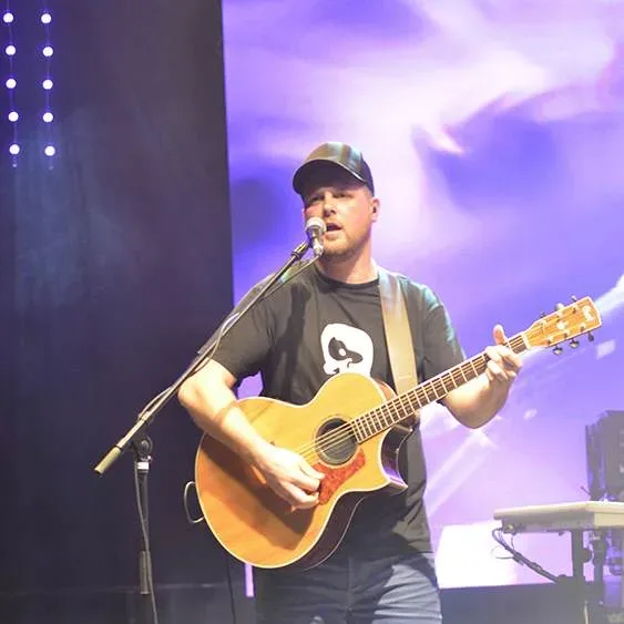 Bandshop GmbH auf der Musikmesse Frankfurt – Sänger mit Akustikgitarre auf der Bühne