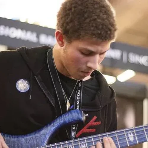 Bandshop GmbH auf der Musikmesse Frankfurt – Bassist beim Anspielen